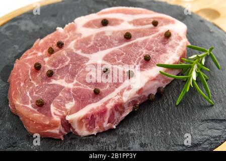 Fetta di maiale crudo primo piano, può essere usato come sfondo Foto Stock