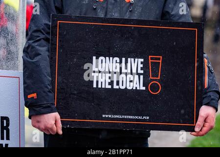 Londra, Regno Unito. 27th Feb, 2020. The Long Live La campagna locale tenere una foto sparare fuori dalla Camera dei Comuni prima del bilancio, circa la tassa sulla birra. Viva il vostro locale è una campagna sostenuta da un'ampia alleanza di pub, produttori di birra e enti di industria che insieme formano il credito britannico dell'alleanza della birra: Ian Davidson/Alamy Live News Foto Stock