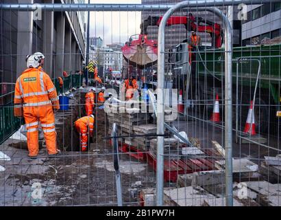 Operai impegnati a preparare i primi lavori per la nuova stazione ferroviaria HS2 nella zona di Moor Lane di Birmingham Foto Stock