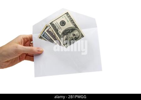 Banconote in dollari USA in busta bianca su sfondo bianco. Concetto di tangente, dale, dono, trasferimento di denaro Foto Stock
