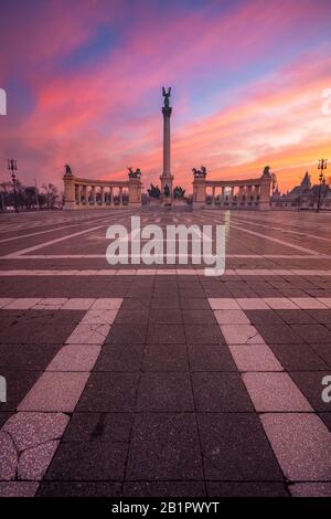 Budapest, Ungheria. Immagine del paesaggio urbano della Piazza degli Eroi con il Monumento del Millennio, Budapest, Ungheria durante la bella alba. Foto Stock