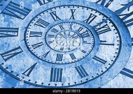 Vecchio orologio della chiesa in effetto drost. Classico Pantone blu 2020 anno colore. Foto Stock