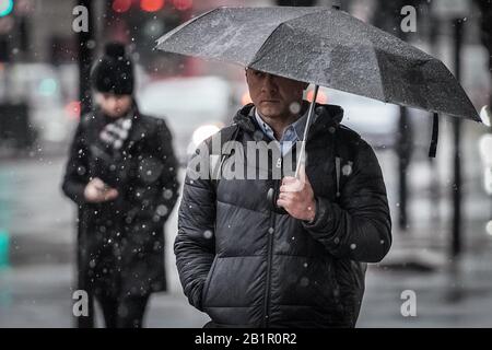 Londra, Regno Unito. 27th Feb 2020. Tempo nel Regno Unito: Nevischio cade durante l'ora di punta mattutina nel centro di Londra mentre le temperature continuano a scendere. Credito: Guy Corbishley/Alamy Live News Foto Stock