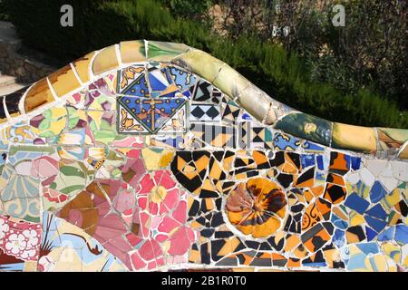 Mosaico artistico nel Parco di Antoni Gaudi Guell - Barcellona dettaglio. Foto Stock