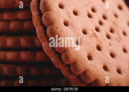 Biscotto sandwich al cioccolato con crema, cibo dolce dal negozio, macrolini di primo piano Foto Stock