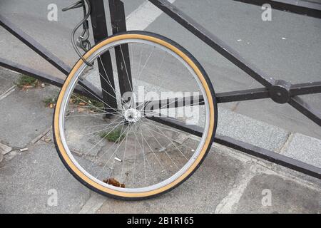 Bicicletta rubata - ruota anteriore bloccata ad una ringhiera della città a Parigi, Francia. Foto Stock