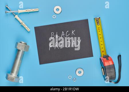 Black friday nel concetto di negozio di hardware. Home DIY miglioramento e ristrutturazione rivenditore, piatto lay. Foto Stock