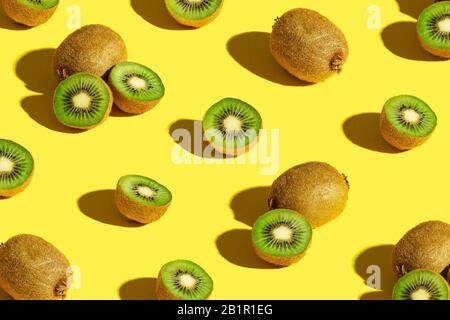 Kiwi elementi layout modello elementi, minimalista astratto design piatto, cibo sano, vista angolo, vibrante sfondo giallo Foto Stock