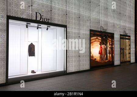 Nagoya, GIAPPONE - 27 APRILE 2012: Negozio Dior a Nagoya, Giappone. La società di moda è stata fondata nel 1946. Il risultato operativo era pari a 4,2 miliardi di euro in 20 Foto Stock