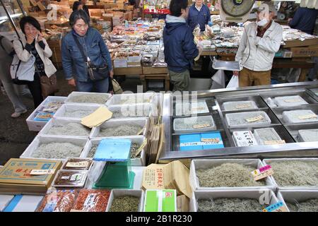 Tokyo, GIAPPONE - 11 MAGGIO 2012: I commercianti vendono frutti di mare secchi al mercato del pesce di Tsukiji a Tokyo. È il più grande mercato all'ingrosso di pesce e frutti di mare nel Foto Stock