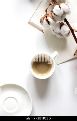 Minimal Designer Mockup Con Caffè E Fiori Di Cotone. Tazza di espresso su sfondo bianco. Foto Stock