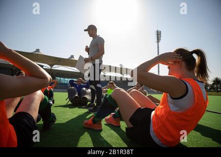 Giocatori di hockey femminile che si allenano sul campo Foto Stock