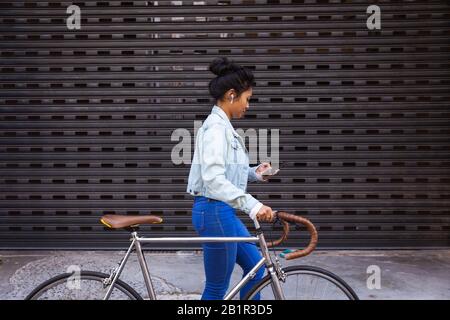 La donna a piedi in strada Foto Stock