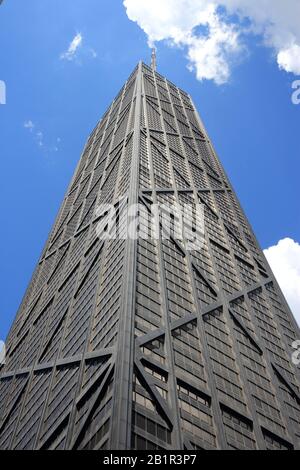 CHICAGO, Stati Uniti d'America - 28 giugno 2013: il John Hancock Center di Chicago. È 344m di altezza e fu terminata nel 1965. Nel 2014 è quarto edificio più alto in Chica Foto Stock