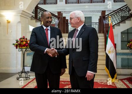 Khartum, Sudan. 27th Feb, 2020. Il Presidente federale Frank-Walter Steinmeier è accolto con favore dal generale Abdel Fattah Abdelrahman Burhan, presidente del Consiglio Di Sovranità della Repubblica del Sudan, nella residenza ufficiale del Presidente del Consiglio Di Sovranità. Il Presidente federale Steinmeier è in visita di due giorni in Sudan. Credito: Bernd Von Jutrczenka/Dpa/Alamy Live News Foto Stock