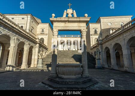 Cisterna e statue di San Benedetto e di San Scolastica. Chiostro del Bramante, abbazia benedettina di Montecassino Foto Stock