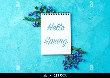 Composizione con iscrizione Hello Spring, vista dall'alto Foto Stock