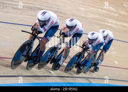 Berlino, Germania. 26th Feb, 2020. Ciclismo/pista: Campionato del mondo, team inseguimento uomini, 1st round: La squadra di Gran Bretagna, Edward Clancy, Oliver Wood, Charlie Tanfield ed Ethan Hayter, cavalcare in pista. Credito: Sebastian Gollnow/Dpa/Alamy Live News Foto Stock