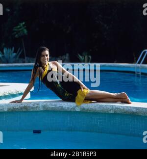 Homestory der italienisch amerikanischen Sängerin und Schauspielerin Romina Power hier Posierend am Pool, Cellino San Marco Italien mitte 1980er Jahre. Home storia della cantante e attrice italo-americana Romina Power qui in posa presso la piscina, Cellino San Marco Italy MID 1980s. Foto Stock