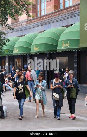 LONDON, Regno Unito - 9 Luglio 2016: la gente visita i grandi magazzini Harrods a Londra. La famosa impresa di vendita al dettaglio si trova su Brompton Road in Knightsbrid Foto Stock