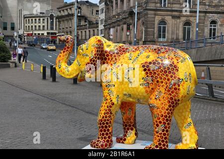 SHEFFIELD, Regno Unito - 10 luglio 2016: Dipinto scultura di elefante in Sheffield, Yorkshire, Regno Unito. Gli elefanti sono state decorate da artisti per aiutare a Sheffield bambino Foto Stock