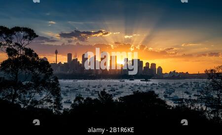 Bel tramonto dietro lo skyline di Sydney, Australia, Sydney Foto Stock