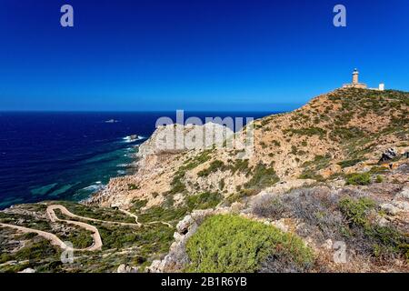 Faro di Capo Sandalo nel punto più occidentale dell'isola di San Pietro, Italia, Sardegna Foto Stock
