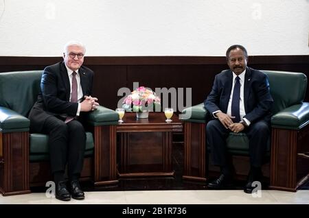 Khartum, Sudan. 27th Feb, 2020. Il Presidente federale Frank-Walter Steinmeier (l) e Abdalla Hamdok, primo Ministro della Repubblica del Sudan, si riuniscono per colloqui presso l'ufficio del primo Ministro. Il Presidente federale Steinmeier è in visita di due giorni in Sudan. Credito: Bernd Von Jutrczenka/Dpa/Alamy Live News Foto Stock