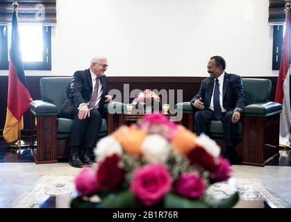 Khartum, Sudan. 27th Feb, 2020. Il Presidente federale Frank-Walter Steinmeier (l) e Abdalla Hamdok, primo Ministro della Repubblica del Sudan, si riuniscono per colloqui presso l'ufficio del primo Ministro. Il Presidente federale Steinmeier è in visita di due giorni in Sudan. Credito: Bernd Von Jutrczenka/Dpa/Alamy Live News Foto Stock