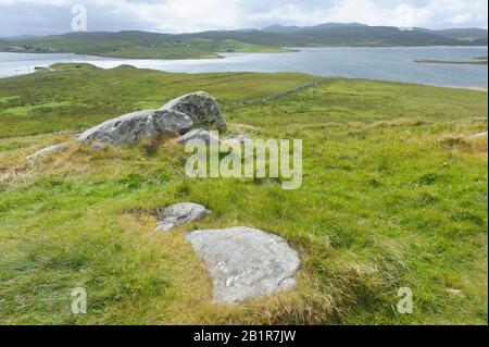 Una vista sul Loch Ceann Hulabhaig dalle pietre in piedi a Callanish, Isola di Lewis, Scozia Foto Stock