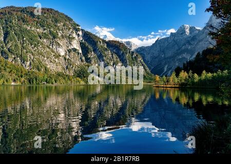 , lago di montagna Almsee e gruppo di montagna Totes Gebirge, Austria, Austria superiore, Salzkammergut, Gruenau Foto Stock