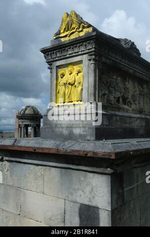 Vandalismo con vernice gialla sulle placche su una tomba nella Necropoli, famoso cimitero vittoriano a Glasgow, Scozia Foto Stock