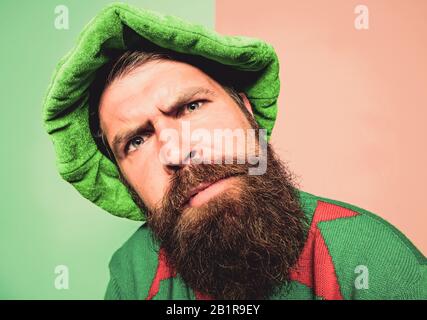 Chi c'è. Picky uomo guardando la fotocamera. Barbuto ELF. Winter Carnival. Il giorno di San Patrizio. Hipster con la barba indossando il costume verde per il partito. Natale ELF. Concetto di Elf. Tradizioni e costumi. Foto Stock