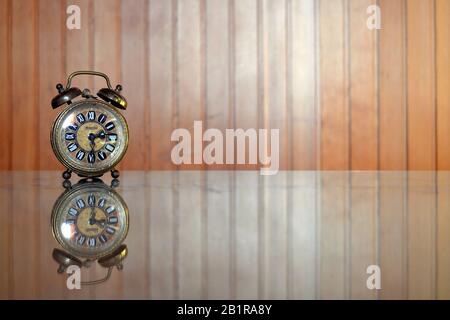 Orologio vintage marrone sul lato sinistro. Foto Stock