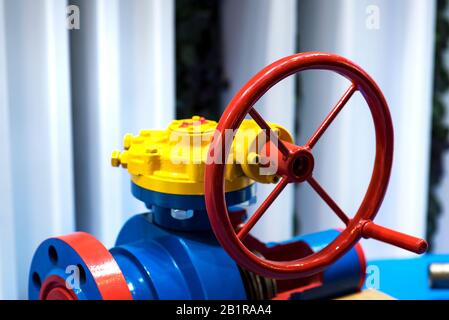 Primo piano del manuale azionare in fabbrica la valvola a sfera in metallo blu e le tubazioni Foto Stock