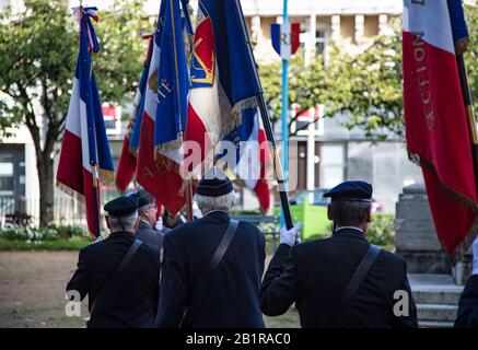 Laval, Francia - 6th ottobre 2019: Veterani di guerra francesi che commemora la guerra in Algeria nel centro di Laval, Francia Foto Stock