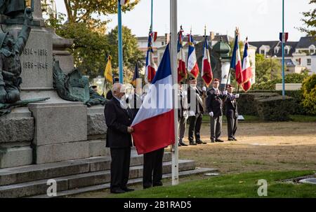 Laval, Francia - 6th ottobre 2019: Veterani di guerra francesi che commemora la guerra in Algeria nel centro di Laval, Francia Foto Stock