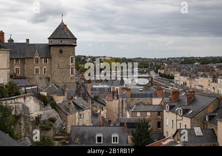 Affacciato sulla città di Laval nella Mayenne, Loira, Francia. Foto Stock