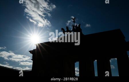 Vista generale della porta di Brandeburgo a Berlino Foto Stock