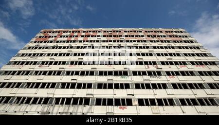 Una vista generale di un blocco vuoto di appartamenti a Berlino Foto Stock