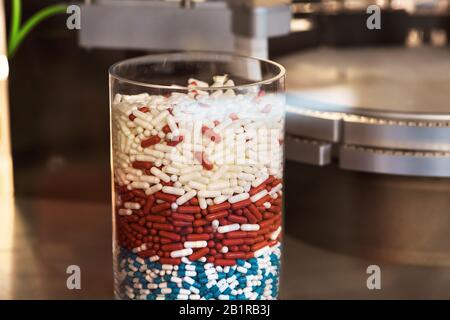 Tema farmaceutico, Heap di medicina multicolor rotondo compresse antibiotici in bottiglia, sfondo dell'industria ifarmacologica. Foto Stock