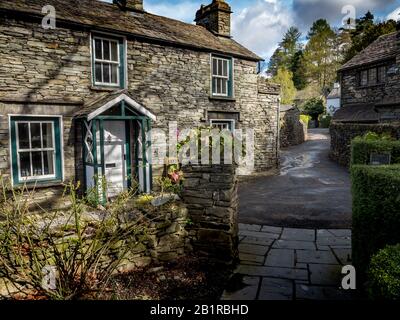 Tradizionali cottage in mattoni di ardesia nella rurale inglese Lake District città di Grasmere conosciuta come la casa del poeta William Wordsworth. Foto Stock