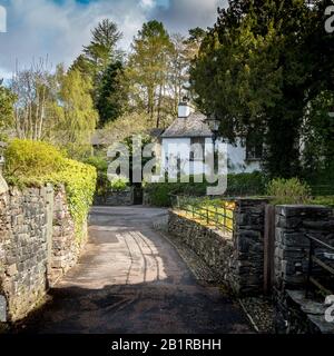 Grasmere, Cumbria, Inghilterra. Cottage tradizionali nella rurale inglese Lake District città conosciuta come la casa del poeta William Wordsworth. Foto Stock