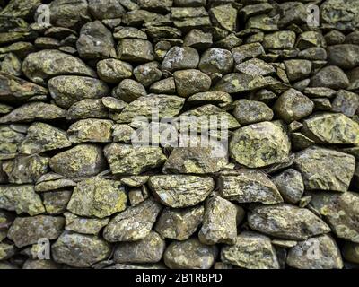 Struttura Del Muro Di Pietra A Secco. Struttura a telaio pieno di un tradizionale muro di pietra a secco britannico, come si trova in genere nel Galles rurale e nel Nord dell'Inghilterra. Foto Stock