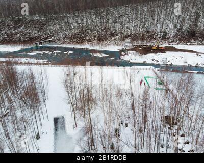 Veduta aerea a Biei dove si trova la sorgente di acqua blu per lo Shirogane Blue Pond Foto Stock