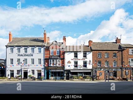 Pub adiacenti al Market Place a Doncaster, South Yorkshire, Inghilterra Regno Unito Foto Stock