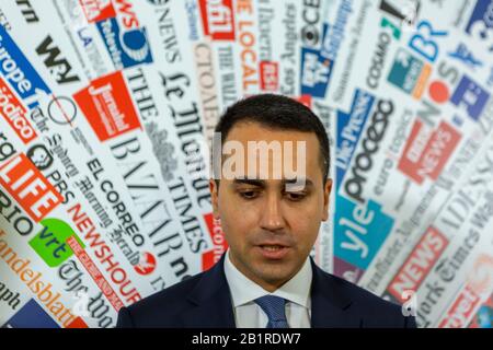 Roma, Italia. 27th Feb 2020. Il Segretario agli Esteri italiano Luigi di Maio partecipa a una sessione di domande e risposte alla stampa straniera riguardo alla risposta dell'Italia all'attuale epidemia di Coronavirus Covid-19 nel paese dove ci sono ora più di 400 casi confermati Credit: Stephen Bisgrove/Alamy Live News Foto Stock