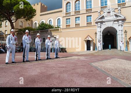 Monaco, Città Vecchia, 27 settembre 2019: Il Festoso cambio della guardia del palazzo del principe di Monaco, giornata di sole, un sacco di turisti, bianco unif Foto Stock
