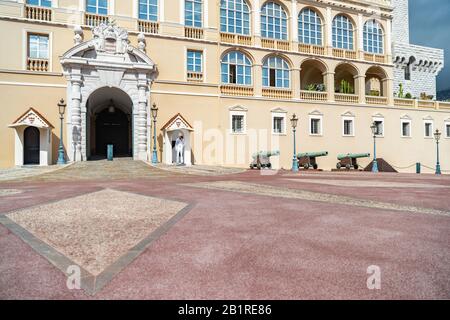 Monaco, Città Vecchia, 27 settembre 2019: Il Festoso cambio della guardia del palazzo del principe di Monaco, giornata di sole, un sacco di turisti, bianco unif Foto Stock