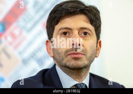 Roma, Italia. 27th Feb 2020. Il Segretario alla Salute Italiana Roberto speranza partecipa ad una sessione di domande e risposte alla stampa estera riguardo alla risposta dell'Italia all'attuale epidemia di Coronavirus Covid-19 nel paese dove ci sono ora più di 400 casi confermati Credit: Stephen Bisgrove/Alamy Live News Foto Stock
